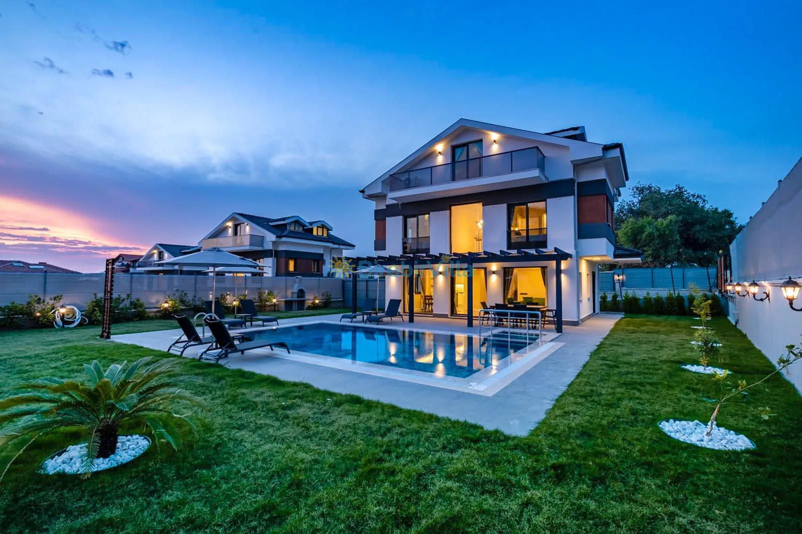 ÖRNEK - Merkezde Satılık Lüks Villa